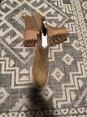 Women's Chelsea Lug Ankle Boot in Tan